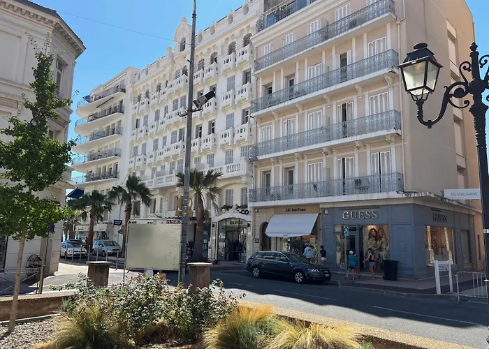 Terrasse Vue Saint-raphael - Plages, Et Gare A Pied